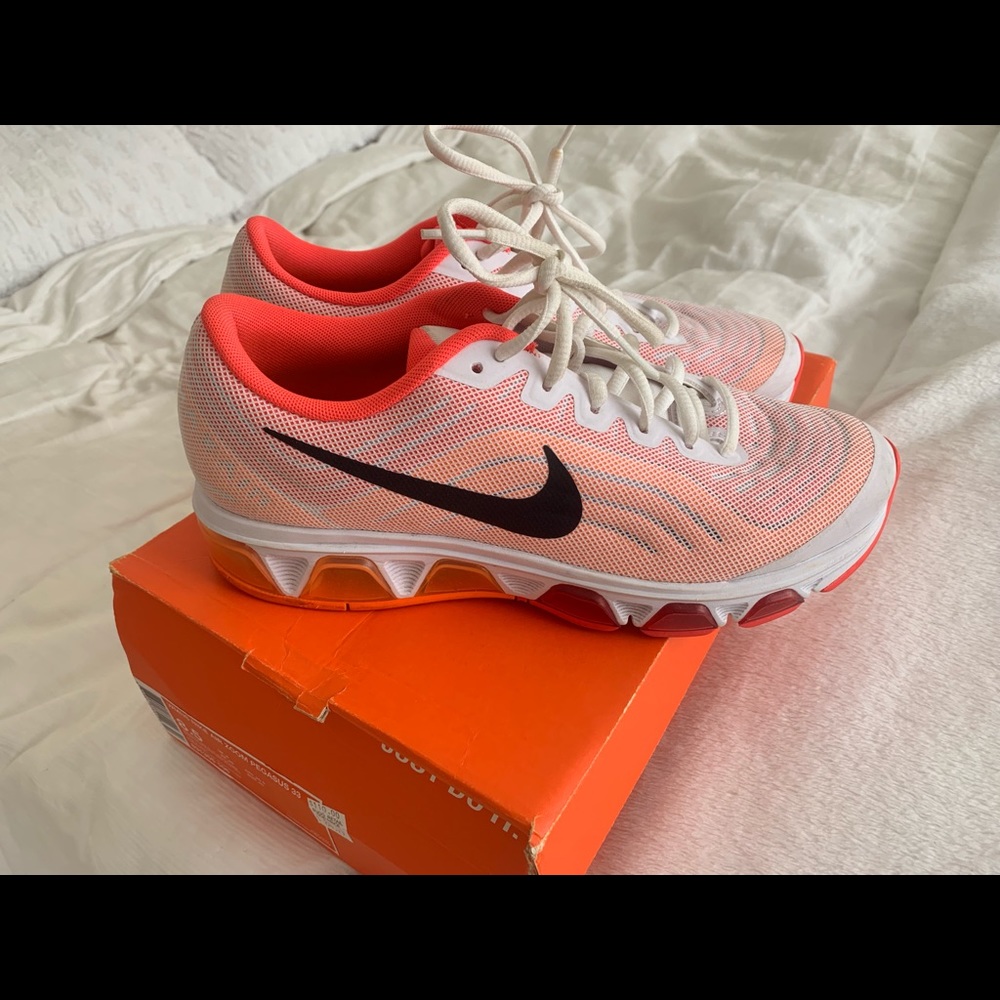 Women’s 8.5 Nike Sneakers